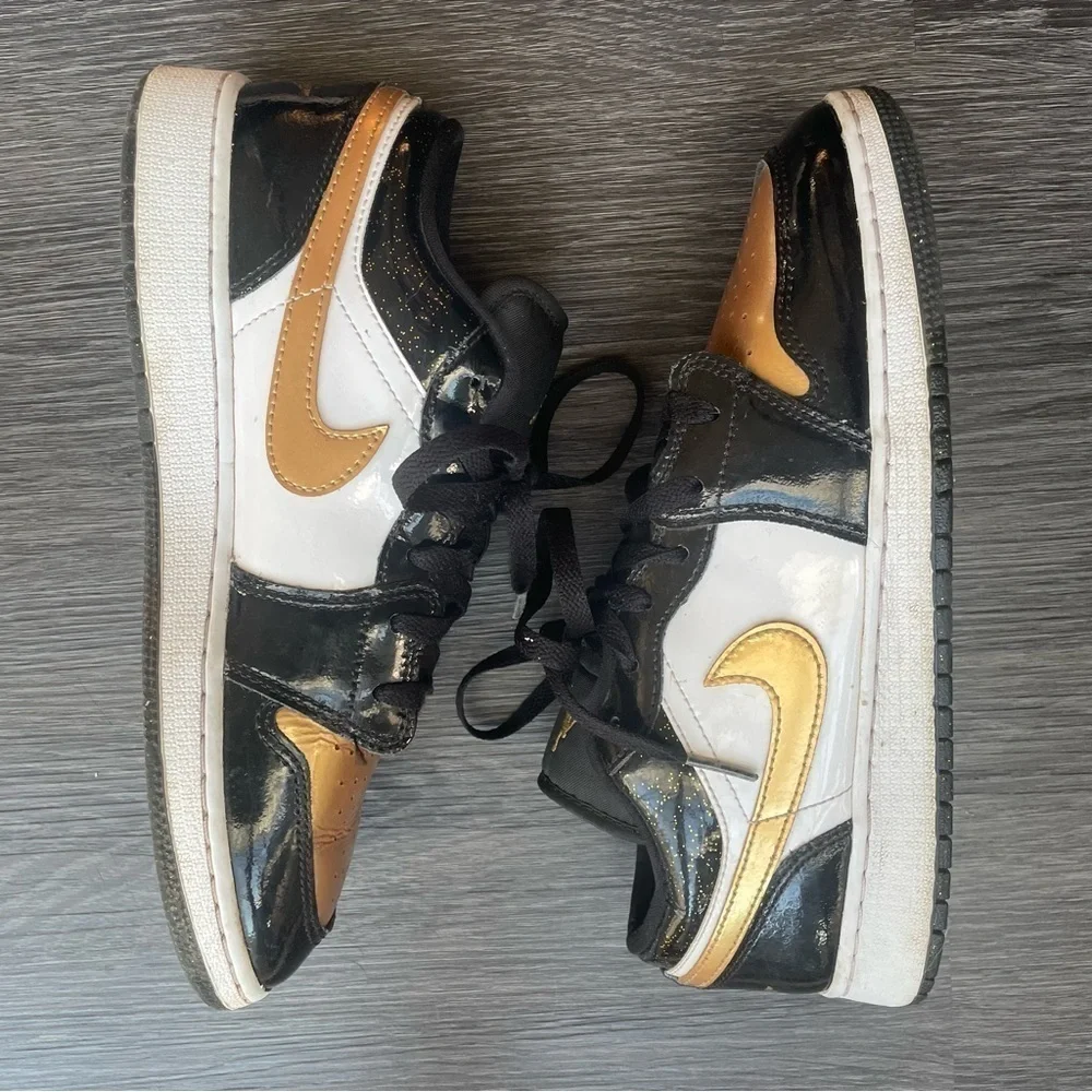 Air Jordan 1 Low SE Gold Toe Black Metallic Gold Speckle White Nike 8.5W 7M 7Y - Picture 3 of 9